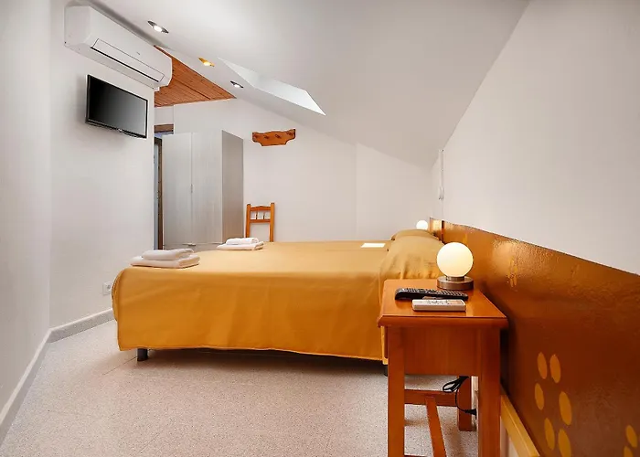 Hostal Sierra De Arbe Naval